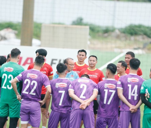 Trợ lý Anh Đức nghiêm khắc với “đàn em” ở tuyển Việt Nam