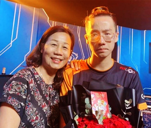 Con trai là game thủ, mẹ FL.Elly "bằng mọi cách" tìm hiểu về game 