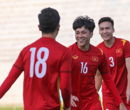 U23 Việt Nam xả stress ở buổi tập đầu tiên tại Uzbekistan