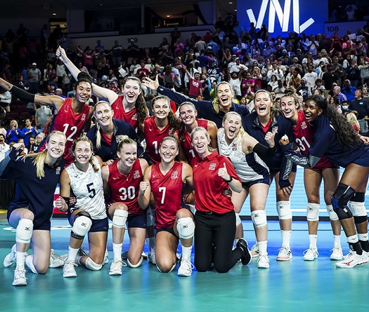Đánh bại Brazil, bóng chuyền Mỹ vươn lên dẫn đầu VNL 2022