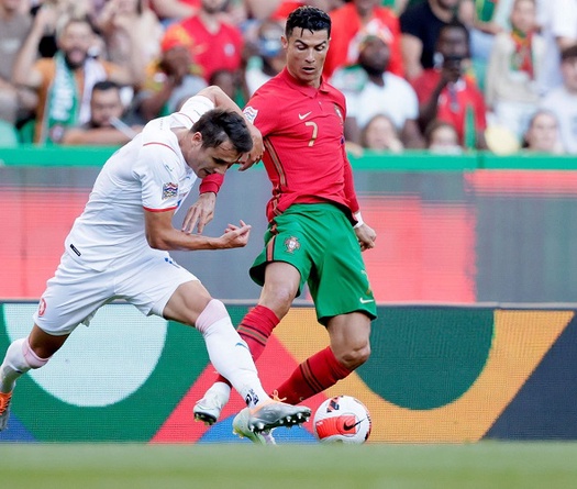 Xem Ronaldo tái hiện kỹ năng Flip Flap của Ronaldinho ở tuyển Bồ Đào Nha