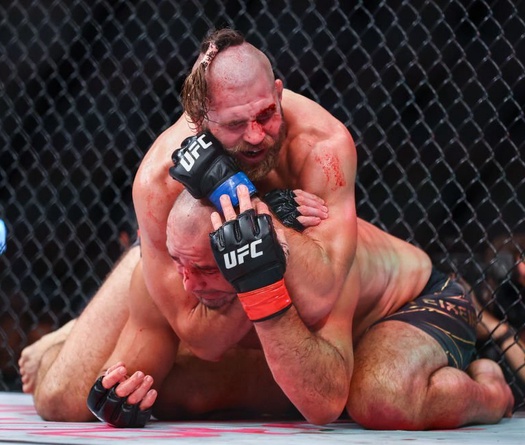 UFC 275: Jiri Prochazka lên ngôi sau màn "đua máu" với cựu vương Glover Teixeira