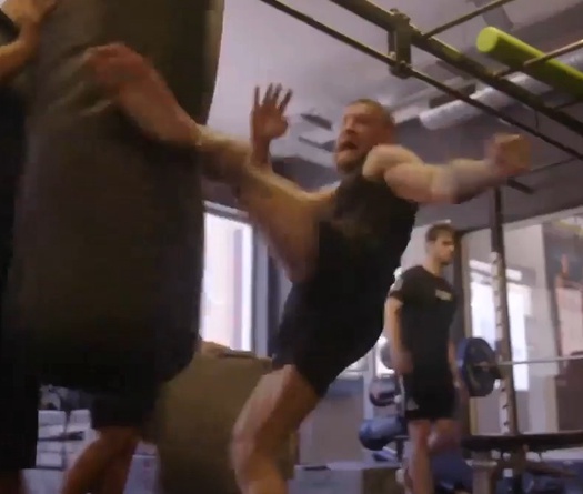 Conor McGregor khoe cước pháp sau gãy chân, fan nửa mừng nửa lo