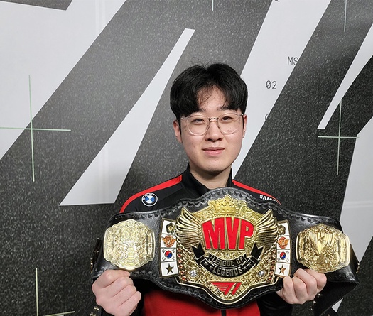 T1 "trói chân" Zeus với bản hợp đồng mới