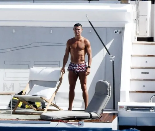 Hình ảnh về kỳ nghỉ sang trọng của Cristiano Ronaldo ở Mallorca