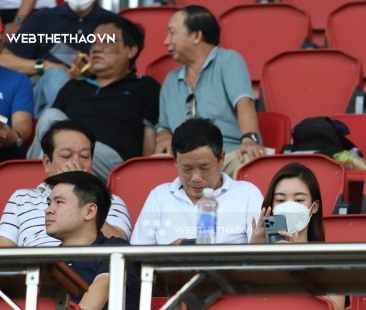 Hoa hậu Đỗ Mỹ Linh xuất hiện cùng con trai bầu Hiển trên sân Hòa Xuân