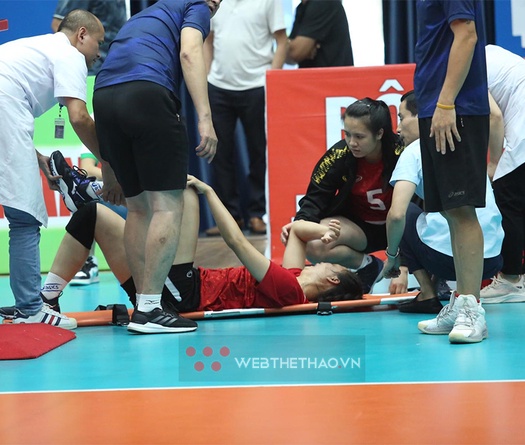 Nữ cầu thủ Đắk Lắk rơi nước mắt rời sân tại giải bóng chuyền VĐQG 2022