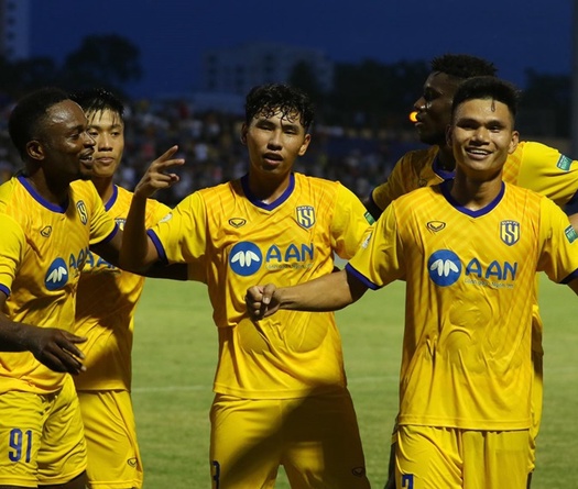 10 cầu thủ SLNA hạ TP. HCM, áp sát ngôi đầu bảng của Hải Phòng