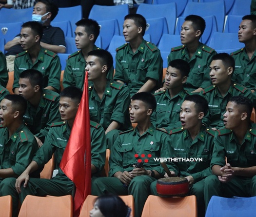 Khán đài bóng chuyền VĐQG 2022 phủ xanh áo lính trong trận "derby quân đội"