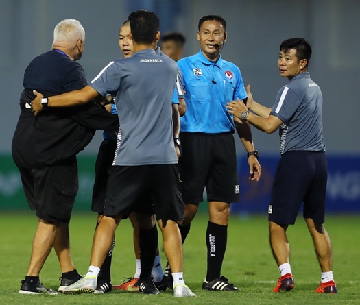 HLV từng vô địch C1 châu Âu mong mỏi trọng tài V.League bớt sai lầm