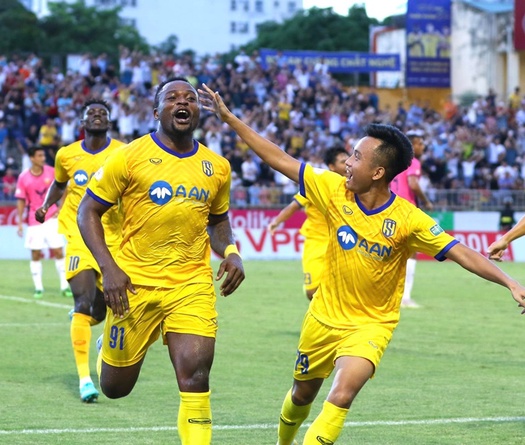 Vòng 7 V.League 2022: Nhâm Mạnh Dũng “giúp” SLNA soán ngôi số 1 của Hải Phòng