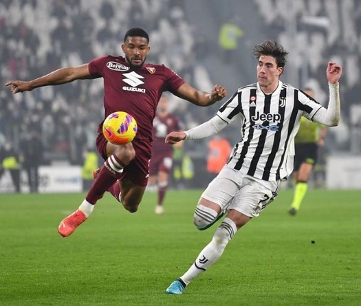 Juventus mua hậu vệ gần 50 triệu euro từ đối thủ cùng thành phố