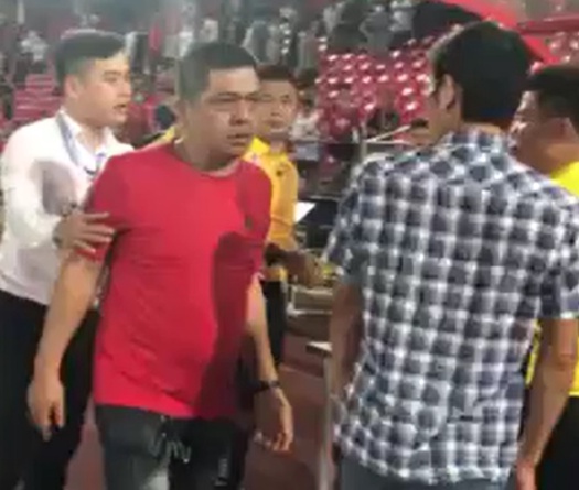 Sốc với hành động CĐV Hải Phòng nhổ nước bọt vào mặt trọng tài Hoàng Ngọc Hà