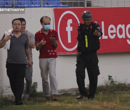 CĐV “đột nhập” sân Hòa Xuân khi trận đấu diễn ra, CSCĐ xử lý gấp