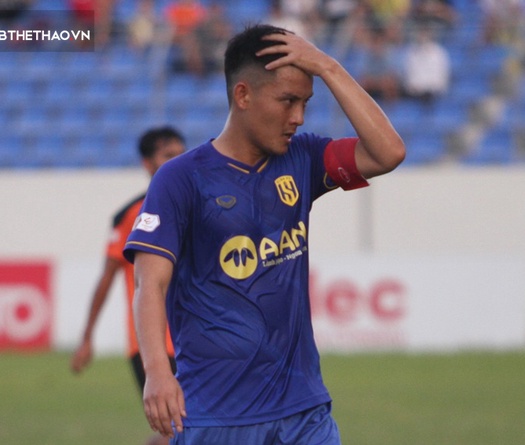 Bại trận trước Đà Nẵng, HLV Huy Hoàng buồn bã: “SLNA trả giá vì hàng phòng ngự”