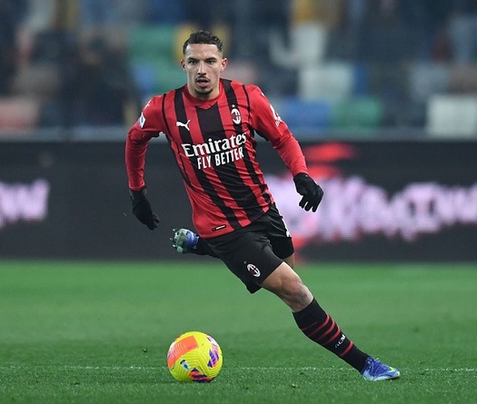 MU đề nghị đổi Van der Beek lấy tiền vệ của AC Milan