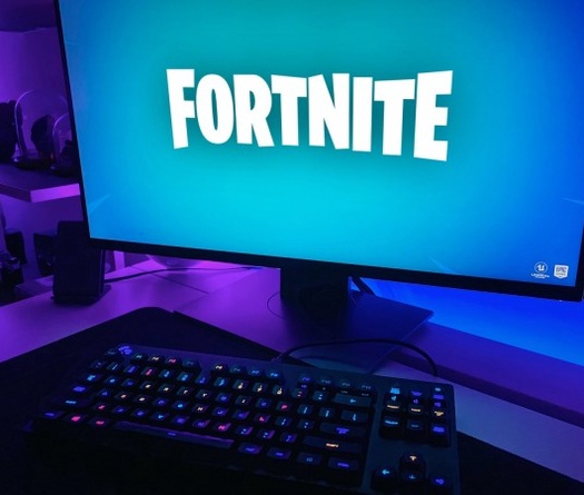 Tuyển thủ Fornite bị bố đập nát máy tính trong lúc thi đấu