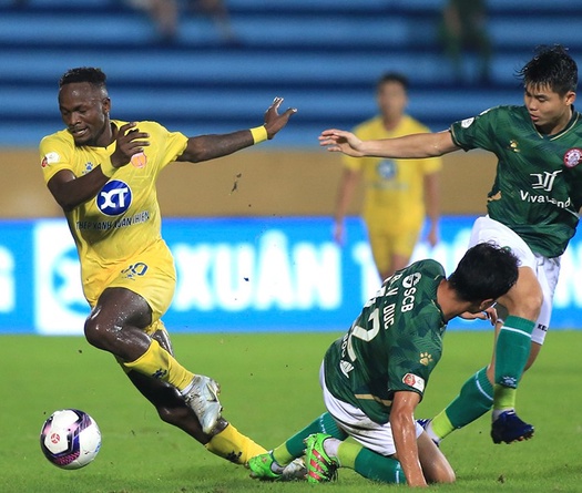 Nam Định bị phạt tiền vì người nhặt bóng, Phạm Mạnh Hùng thoát án phạt