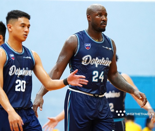 Flenard Whitfield tái xuất ấn tượng, Nha Trang Dolphins thắng trận về đích Regular Season