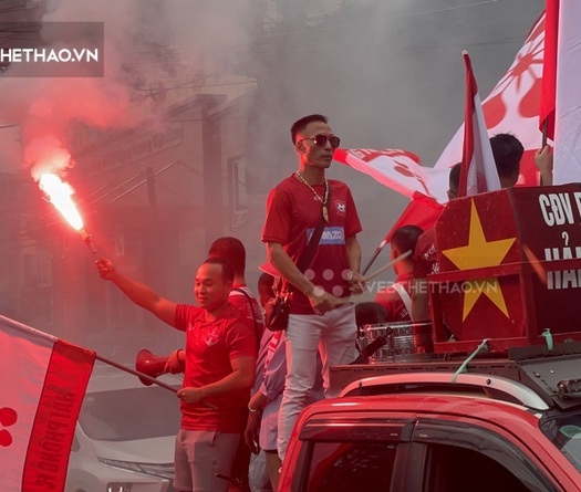 CĐV Hải Phòng đốt pháo sáng ở đường phố Pleiku trước trận gặp HAGL