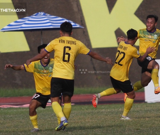 Giữa “tâm bão” nợ lương, Cần Thơ ăn mừng phấn khích 1 điểm trước Huế