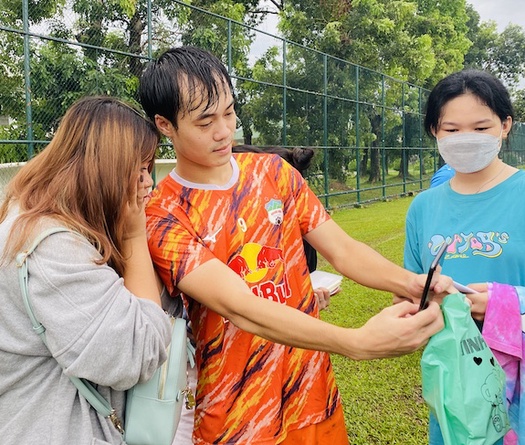 Văn Toàn, Tuấn Anh bị fan cuồng vây kín ngày đầu HAGL tập tại Bình Dương