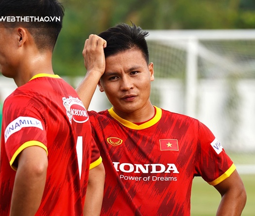Quang Hải tươi tắn tập buổi đầu tiên; Văn Thanh, Xuân Trường bất ngờ vắng mặt