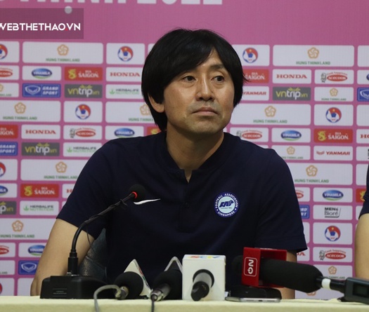 Thua tan nát Việt Nam, HLV Nhật phớt lờ nói về việc Singapore có giấu bài hay không