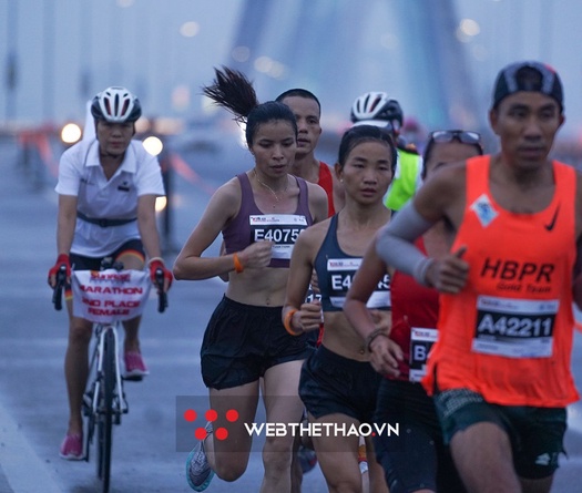 Các tuyển thủ điền kinh quốc gia "chiếm sóng" ở Techcombank Hanoi Marathon 2022