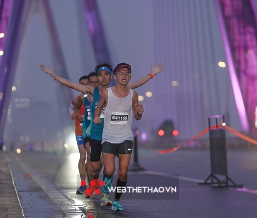 Những dấu chân Marathon Hanoi Techcombank 2022 lần đầu tiên trên cầu Nhật Tân