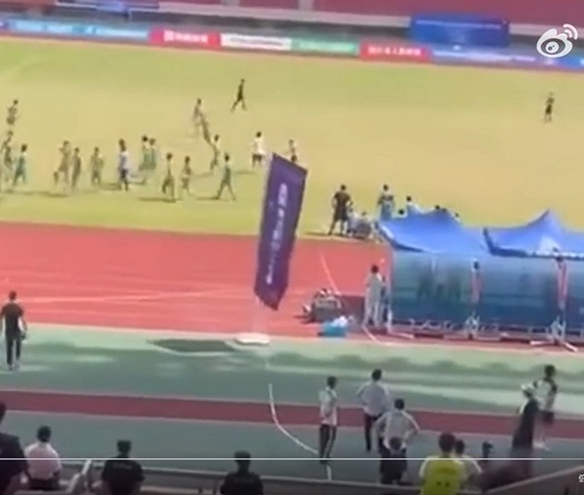 Cầu thủ U15 "quây" đuổi đánh trọng tài ở Trung Quốc