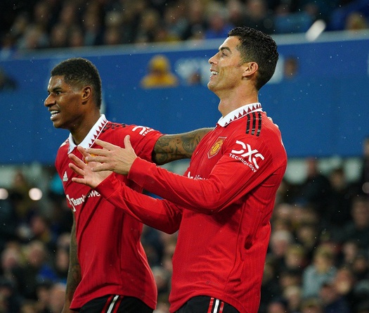 Ronaldo cán mốc 700 bàn thắng sau khi đóng vai “siêu dự bị”