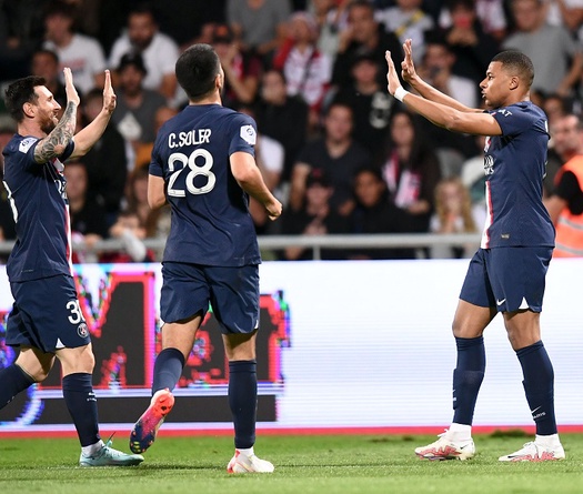 Messi gây phấn khích với cú đúp kiến tạo cho Mbappe