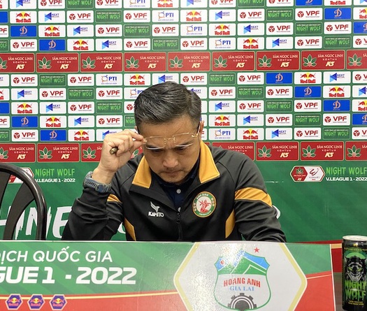 Mất gần 5 phút xem lại băng hình, HLV Bình Định nói điều phũ phàng về trọng tài Việt