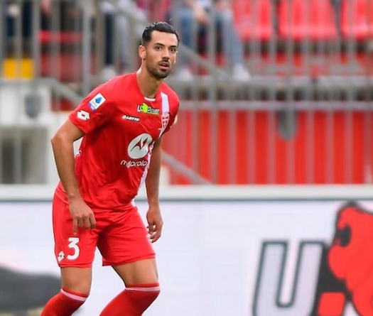 Hậu vệ Arsenal bị đâm trong trung tâm mua sắm ở Italia