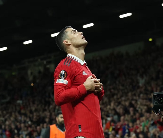 Ronaldo thay đổi cách ăn mừng với MU: Từ “siuuu” thành “ngủ”