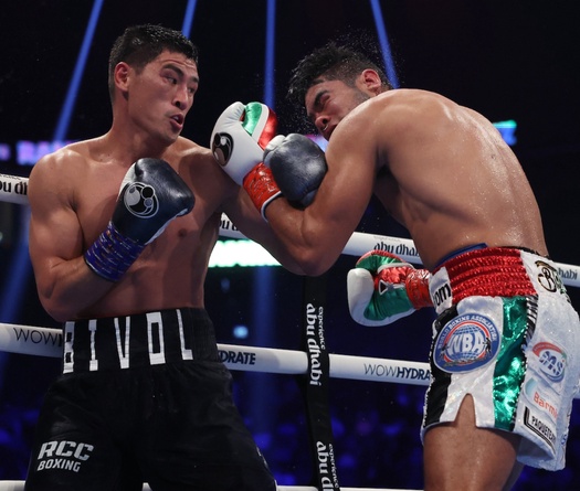 Dmitry Bivol thắng áp đảo Gilberto Ramirez: Thống nhất đai thẳng tiến