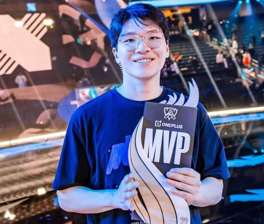 Hủy diệt T1 với con bài Aatrox, DRX Kingen được vinh danh MVP chung kết CKTG 2022