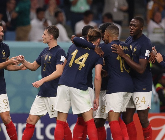 Pháp lội ngược dòng nhờ cầu thủ ghi bàn già nhất lịch sử World Cup