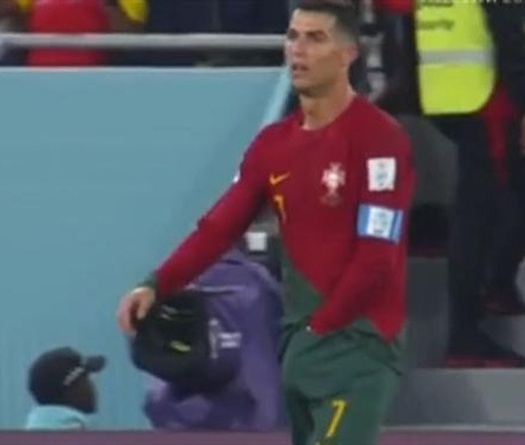 Video: Ronaldo chỉ mặt trọng tài xong... sờ "vùng nhạy cảm"