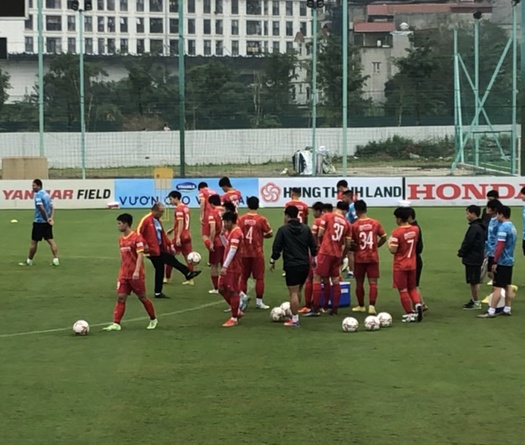 HLV Park Hang Seo trổ tài tâng bóng, trực tiếp giám sát các thủ môn tập luyện