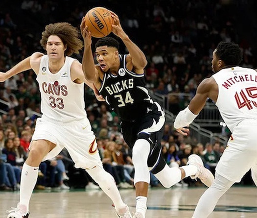 Á thần Antetokounmpo rực cháy, nhấn chìm tham vọng của Cavaliers