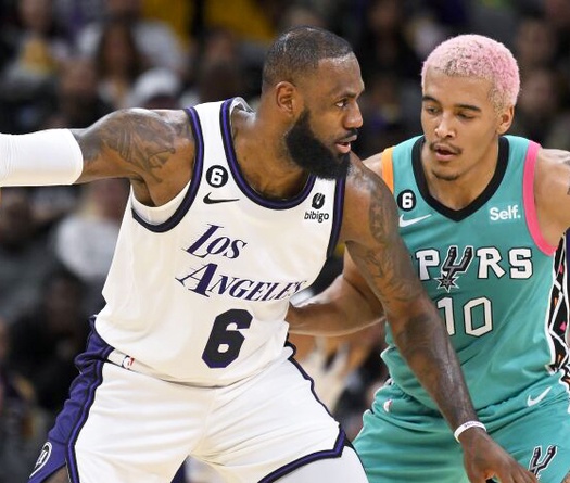 LeBron James suýt lập kỷ lục mất bóng vẫn giúp Lakers có chiến thắng sân khách đầu tiên