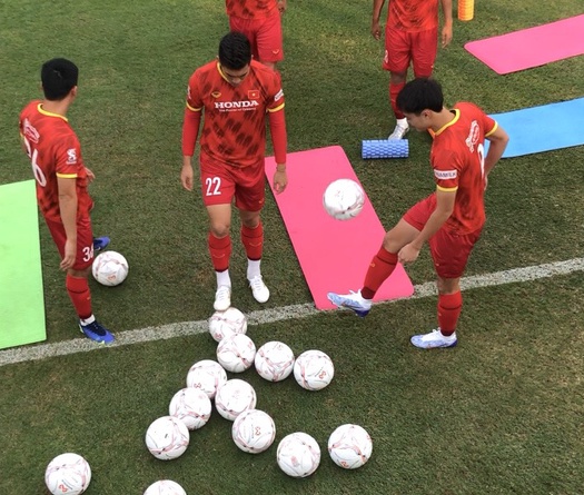 Tuyển Việt Nam làm quen với bóng thi đấu chính thức tại AFF Cup 2022