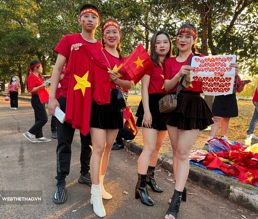 CĐV Việt Nam áp đảo trước chủ nhà Lào ở trận ra quân AFF Cup 2022