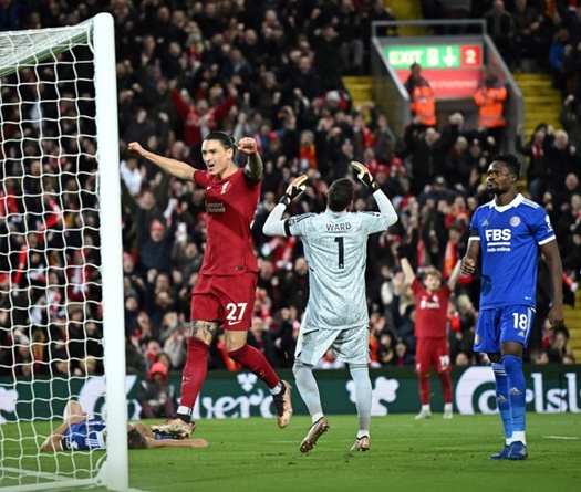Tiền đạo Liverpool vô duyên nhưng đã có hậu vệ Leicester “hỗ trợ”