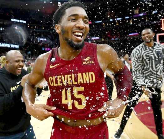 Sau trận đấu 71 điểm lịch sử: Mitchell bị kiểm tra doping, trọng tài nhận sai ở cuối hiệp 4