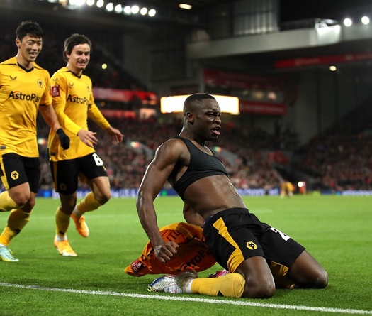 Liverpool thoát hiểm ở FA Cup nhờ quyết định khó hiểu của VAR