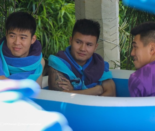 Tuyển Việt Nam tranh thủ tập hồi phục, Quang Hải co ro ngâm nước lạnh ở Indonesia