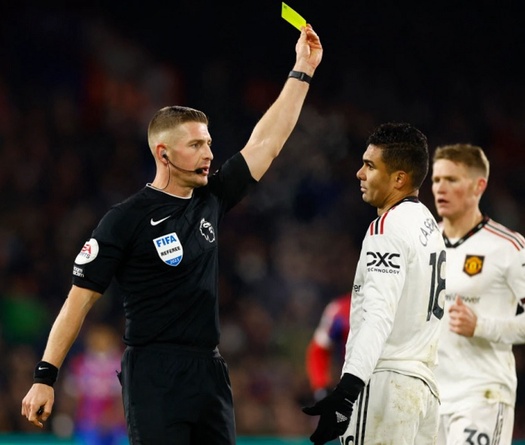 Cận cảnh chiếc thẻ vàng khiến Casemiro và MU phải trả giá đắt